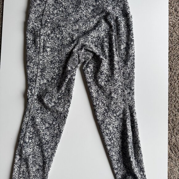 Athleta Salutation II Stash Pocket 7/8 Leggings Size Medium Black White Print - Picture 6 of 6